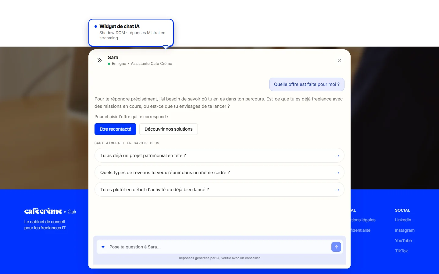 Widget de chat IA "Sara" intégré sur le site, avec une réponse et des boutons de suggestion